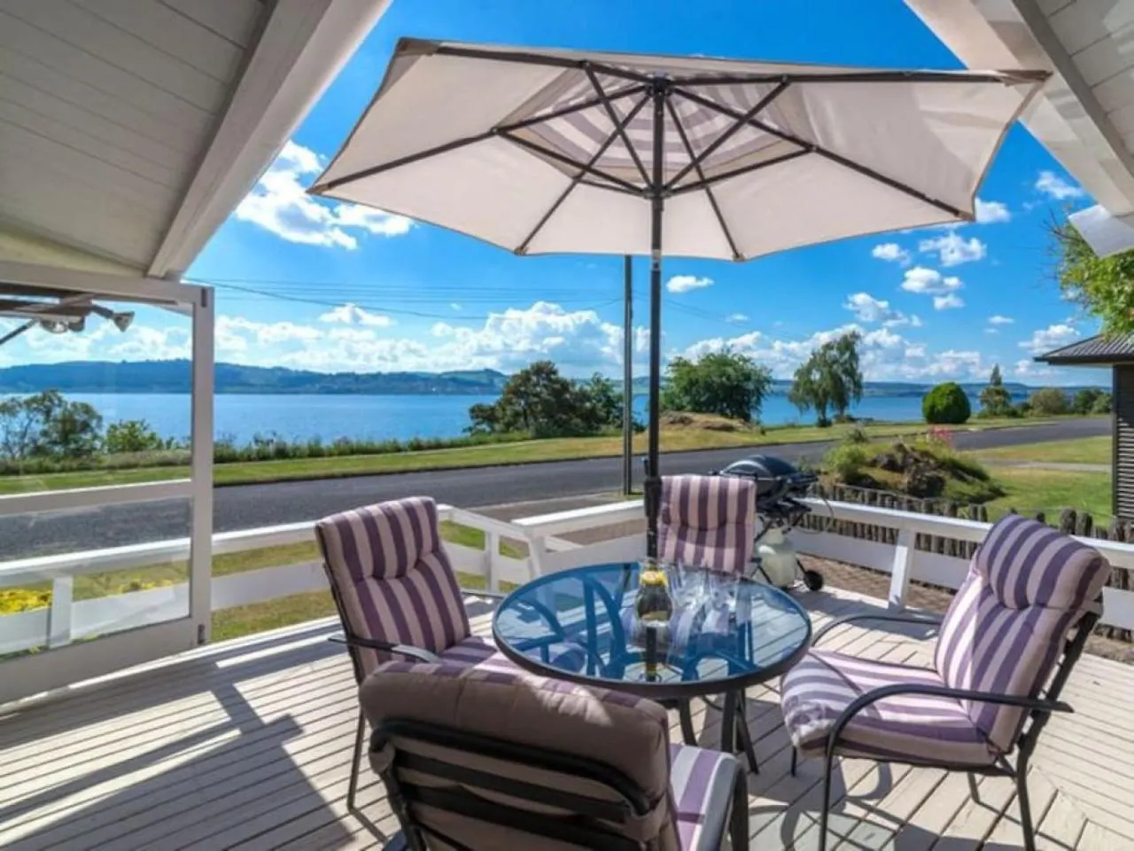 Broomfields By The Lake, Historic 3Br Lodge With Views And Timeless Charm Taupo Holiday home